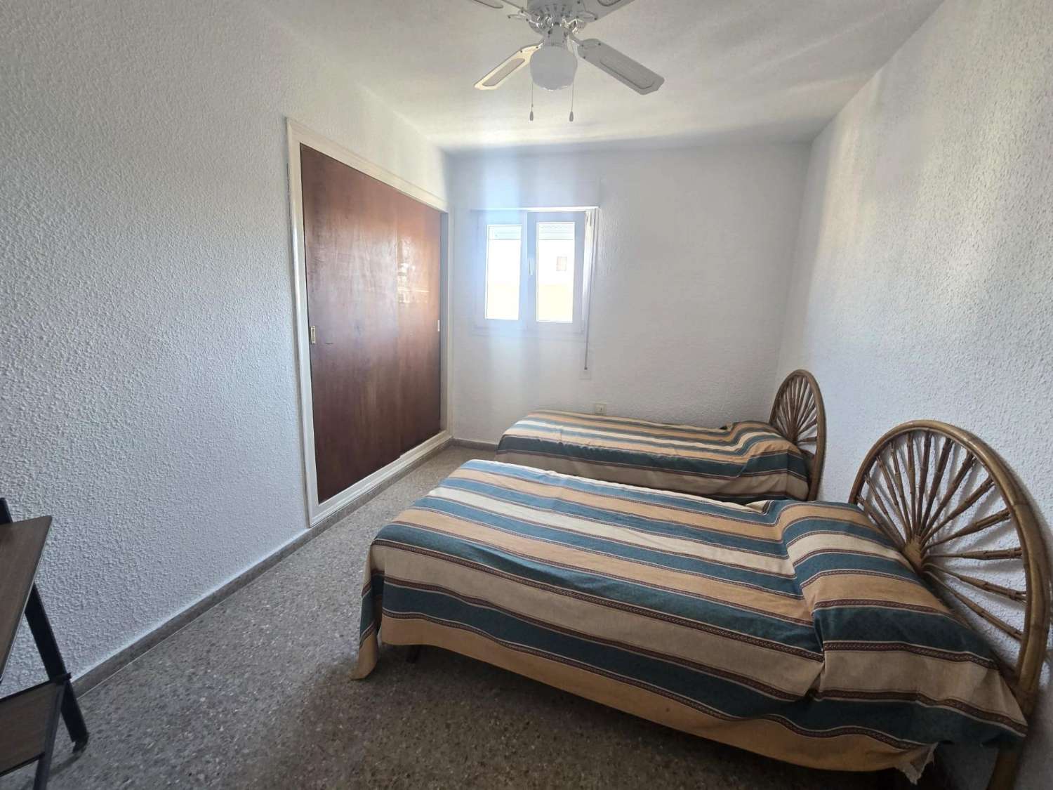 Apartamento espacioso, 3 dormitorios, 1 baño, aparcamiento, piscina, con magnificas vistas frontales al mar y al Puerto de Torrevieja