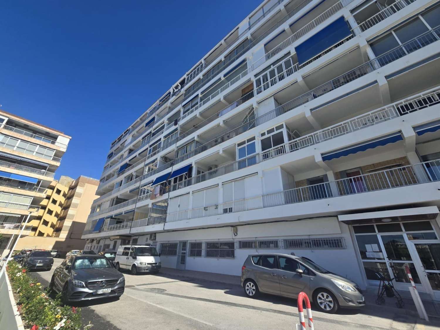 Apartamento espacioso, 3 dormitorios, 1 baño, aparcamiento, piscina, con magnificas vistas frontales al mar y al Puerto de Torrevieja