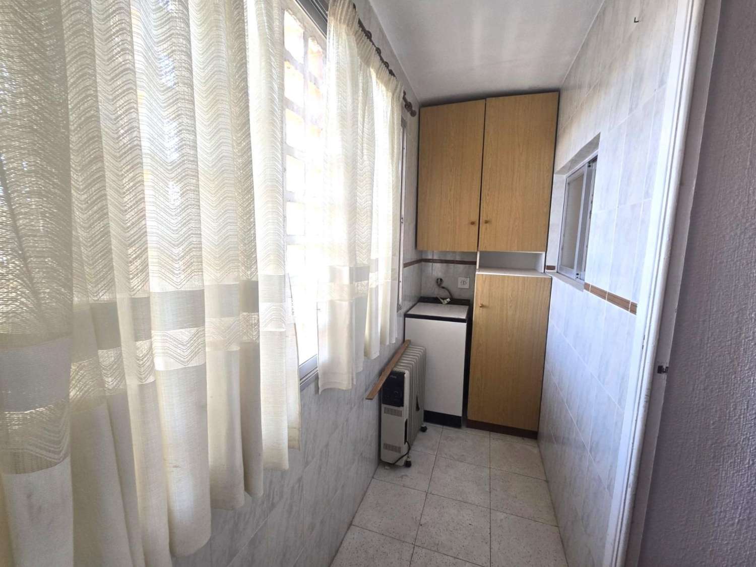 Apartamento espacioso, 3 dormitorios, 1 baño, aparcamiento, piscina, con magnificas vistas frontales al mar y al Puerto de Torrevieja