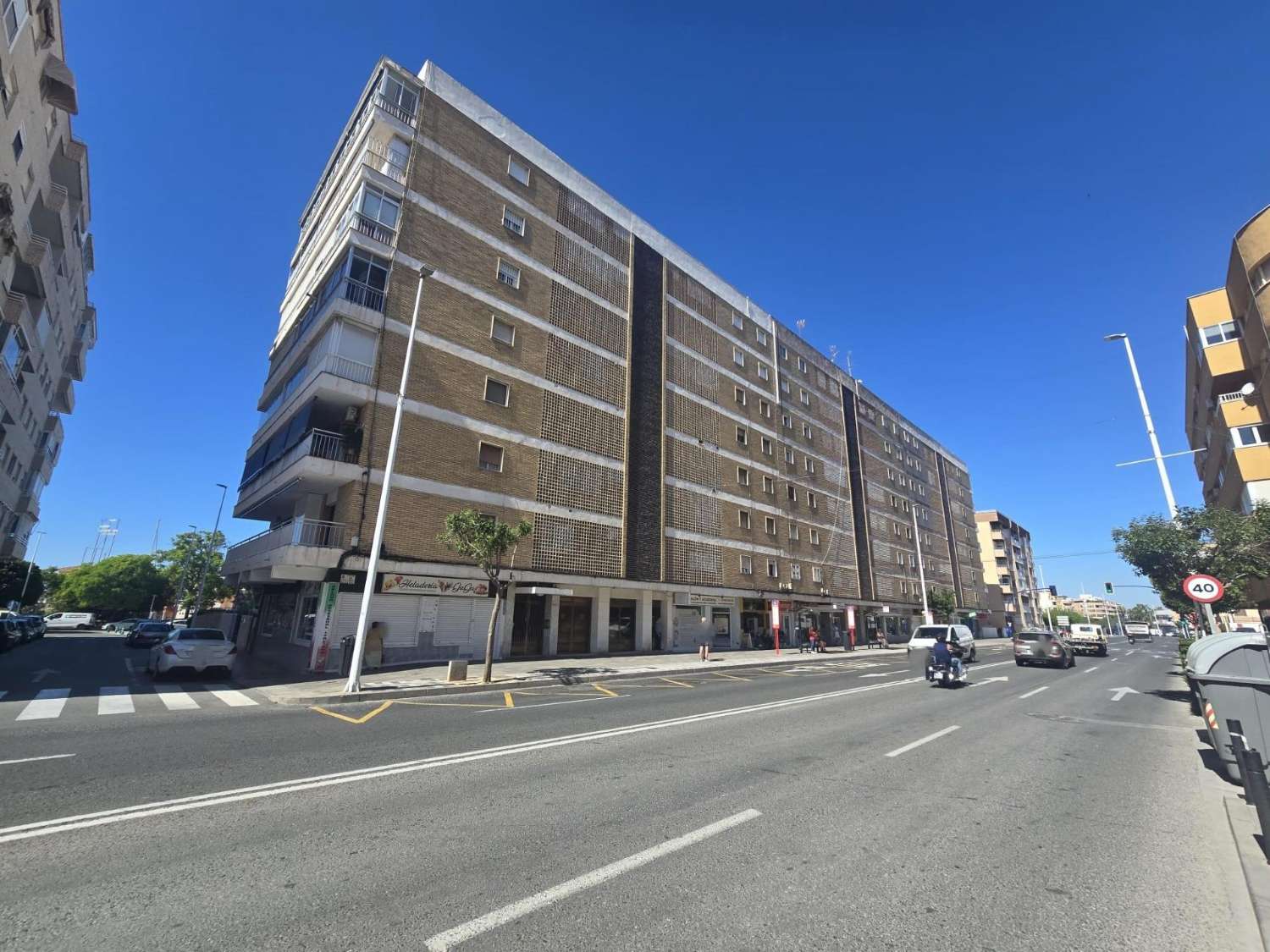 Apartamento espacioso, 3 dormitorios, 1 baño, aparcamiento, piscina, con magnificas vistas frontales al mar y al Puerto de Torrevieja