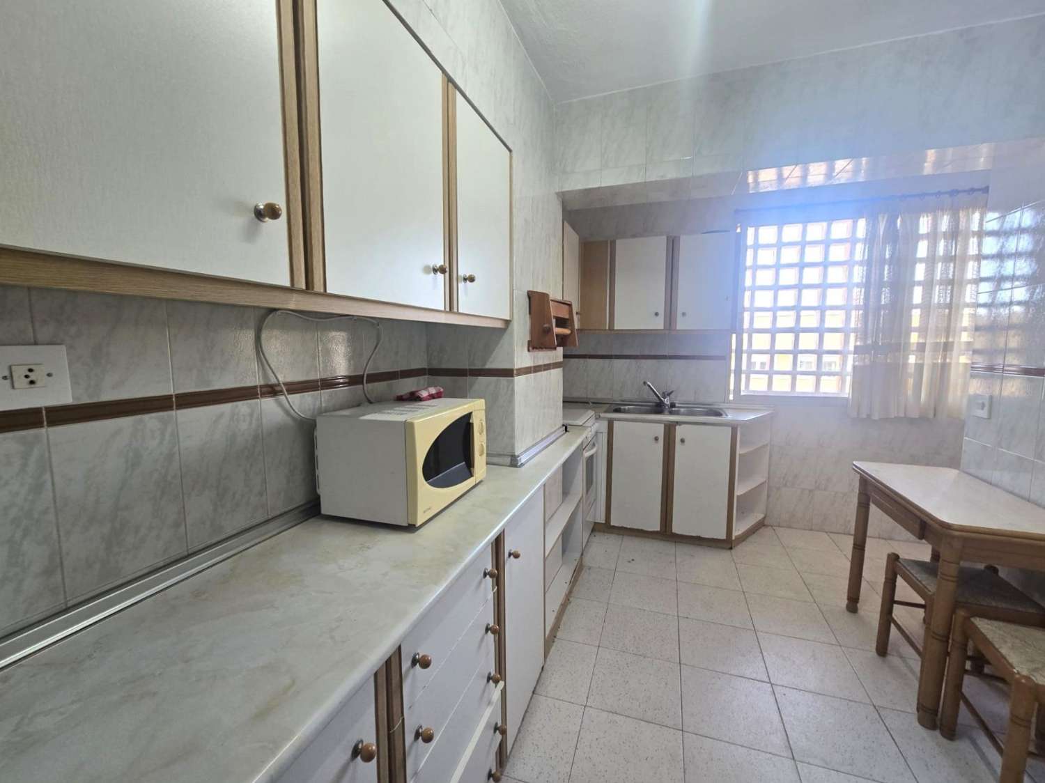 Apartamento espacioso, 3 dormitorios, 1 baño, aparcamiento, piscina, con magnificas vistas frontales al mar y al Puerto de Torrevieja