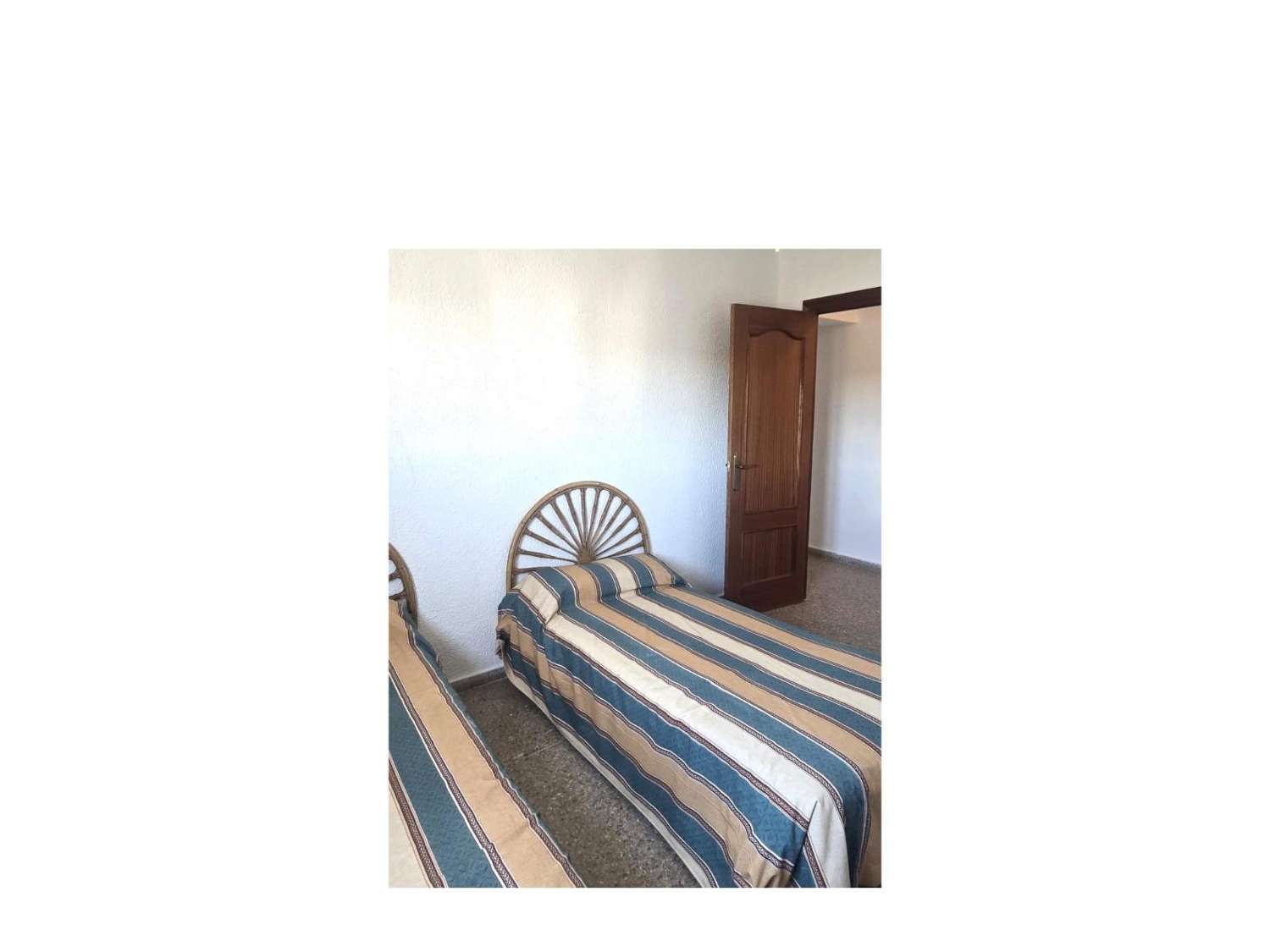 Apartamento espacioso, 3 dormitorios, 1 baño, aparcamiento, piscina, con magnificas vistas frontales al mar y al Puerto de Torrevieja