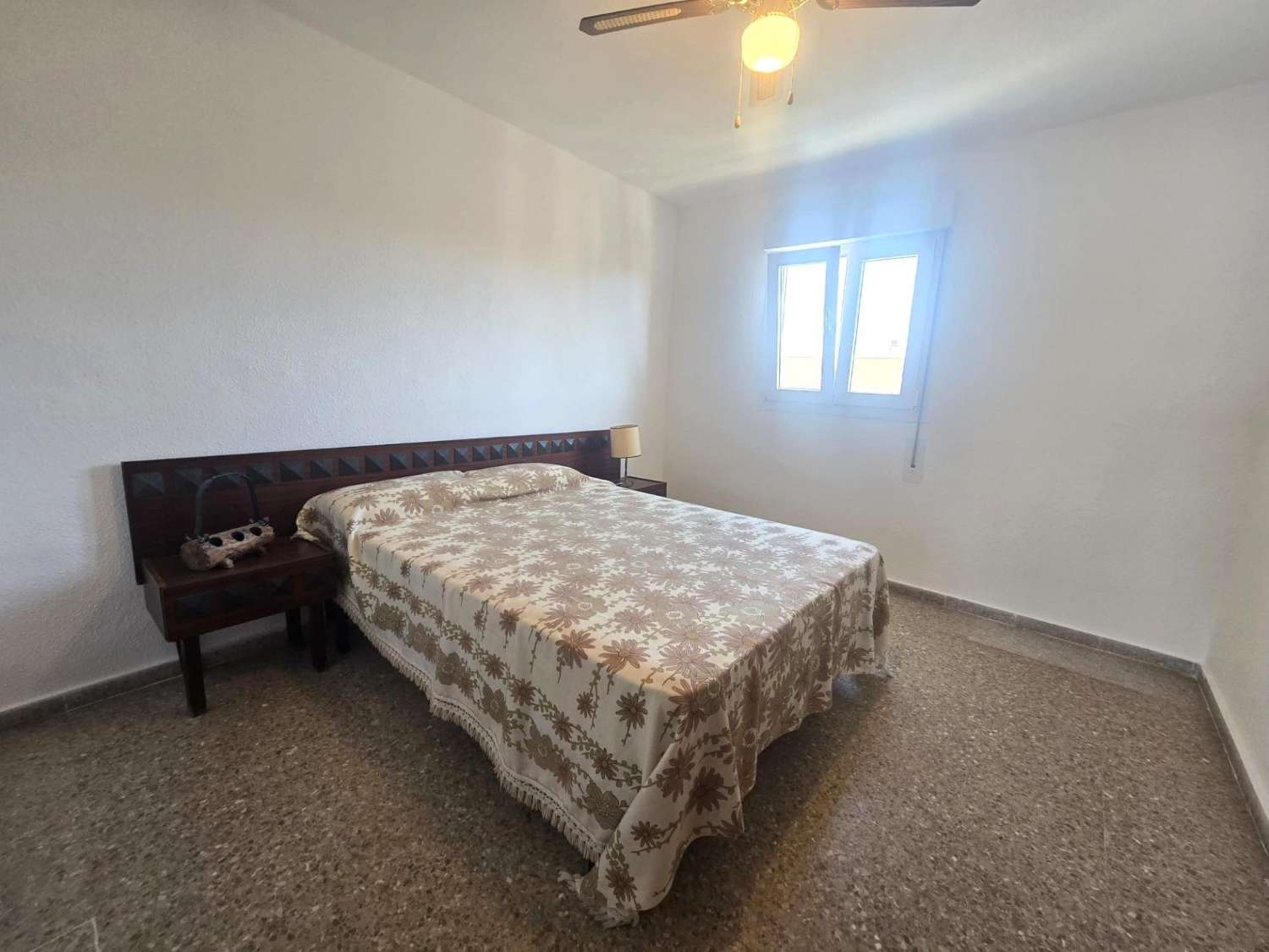Apartamento espacioso, 3 dormitorios, 1 baño, aparcamiento, piscina, con magnificas vistas frontales al mar y al Puerto de Torrevieja