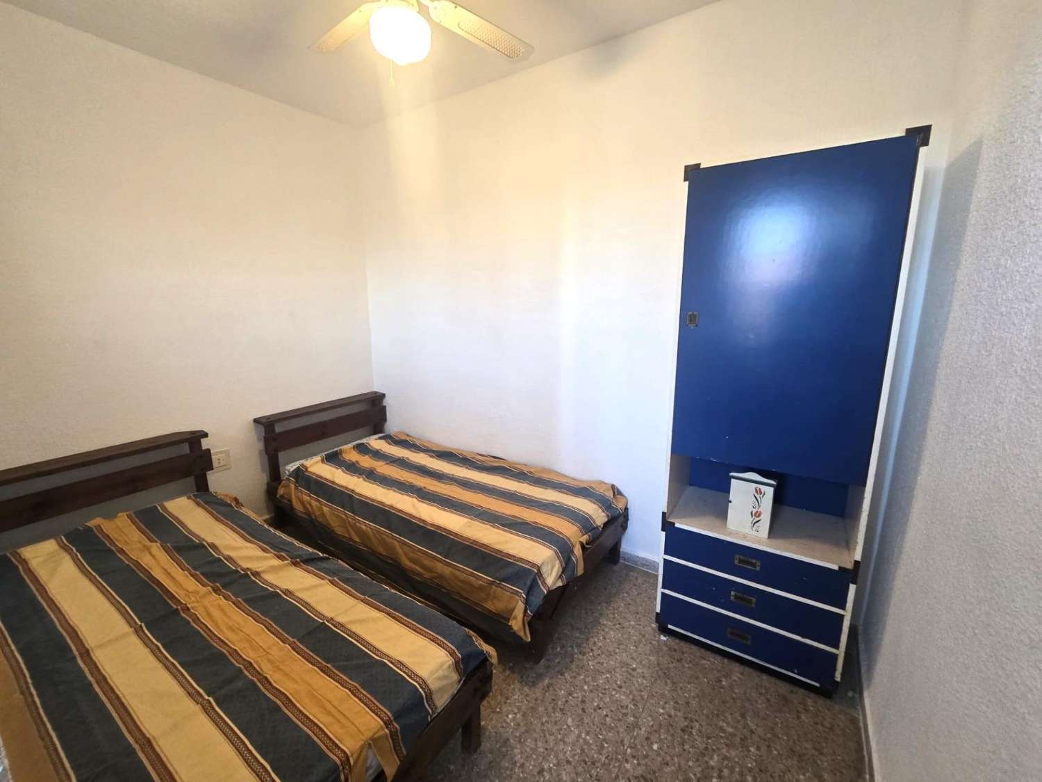 Apartamento espacioso, 3 dormitorios, 1 baño, aparcamiento, piscina, con magnificas vistas frontales al mar y al Puerto de Torrevieja