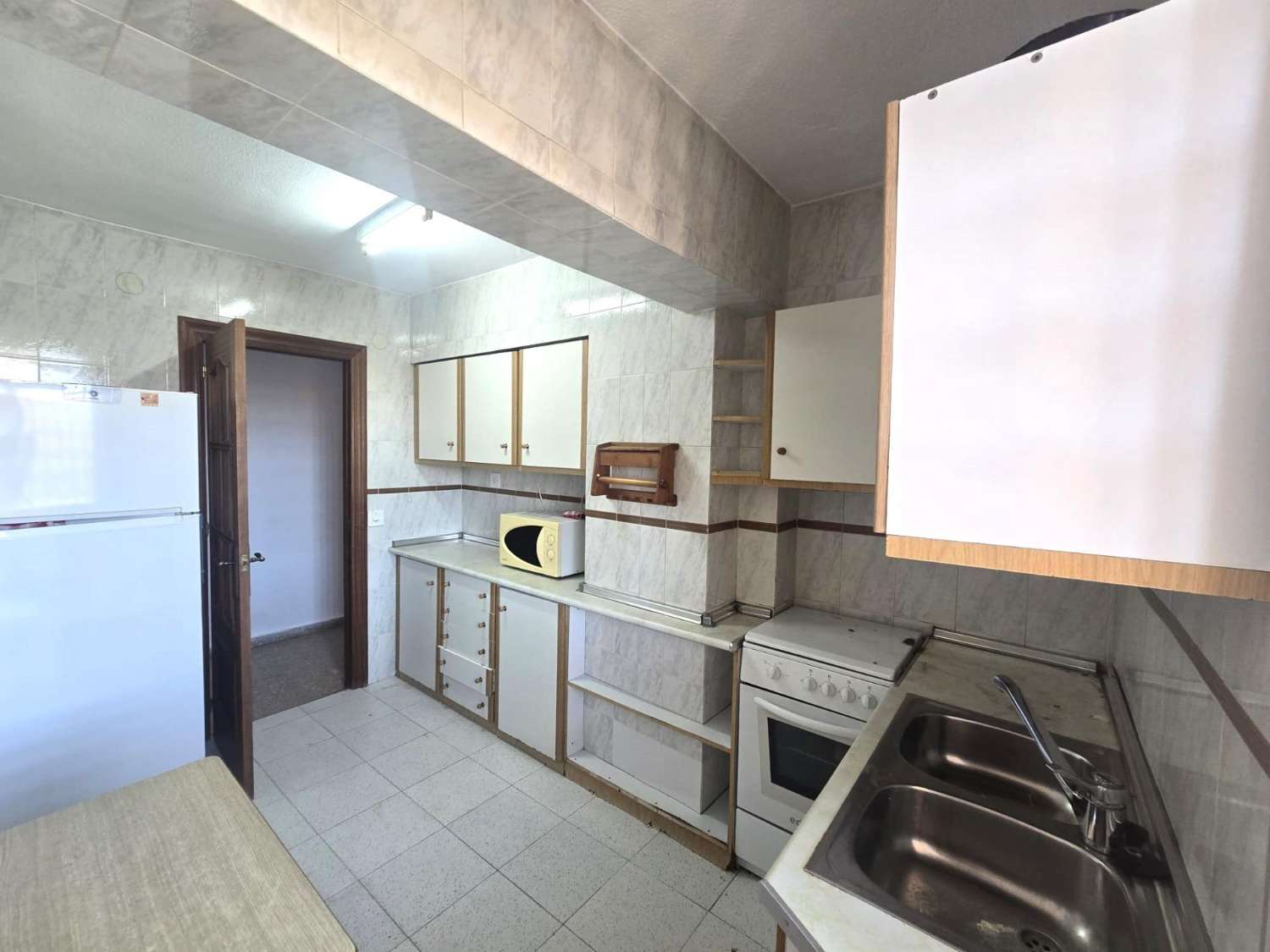 Apartamento espacioso, 3 dormitorios, 1 baño, aparcamiento, piscina, con magnificas vistas frontales al mar y al Puerto de Torrevieja