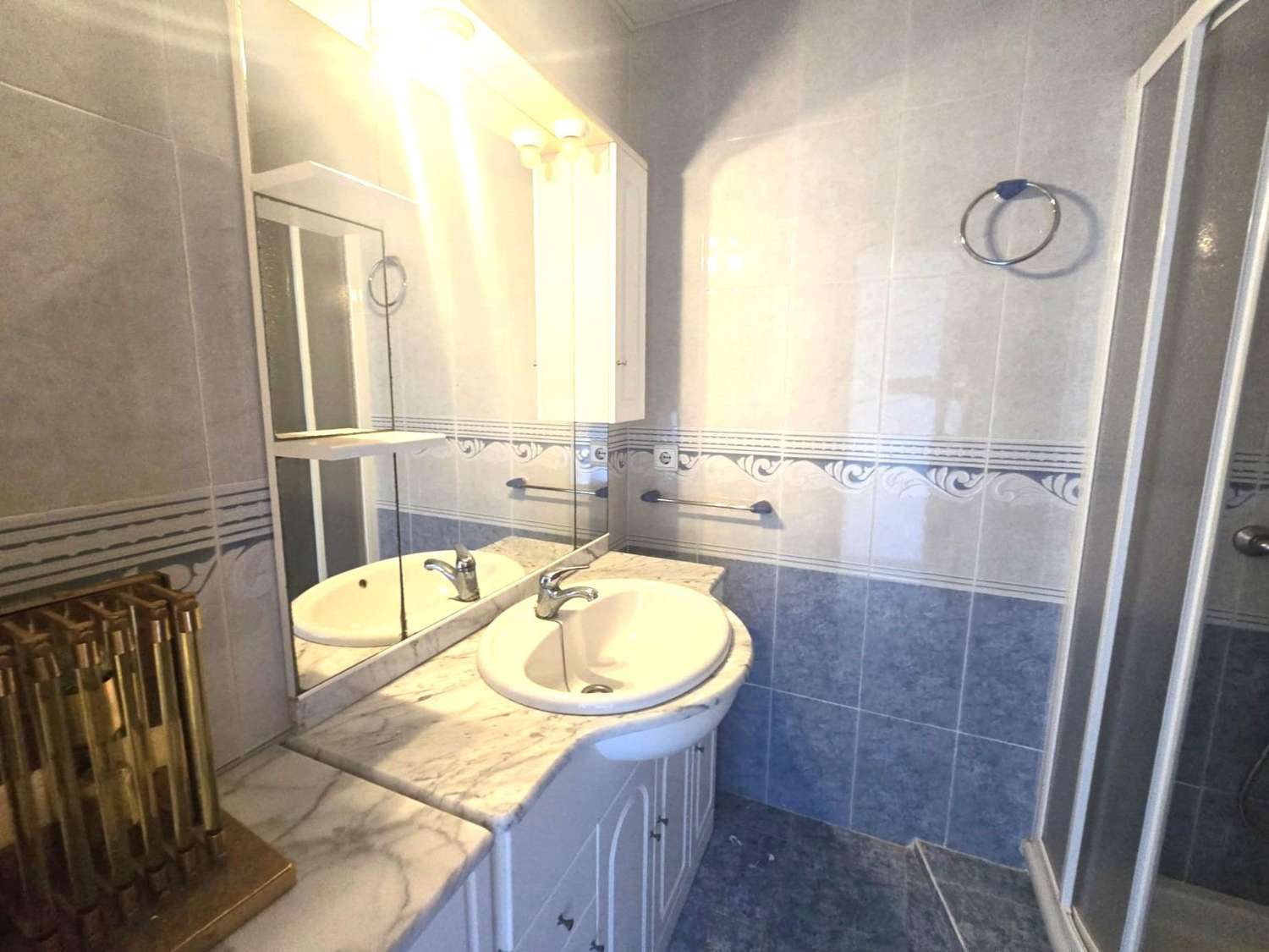 Apartamento espacioso, 3 dormitorios, 1 baño, aparcamiento, piscina, con magnificas vistas frontales al mar y al Puerto de Torrevieja