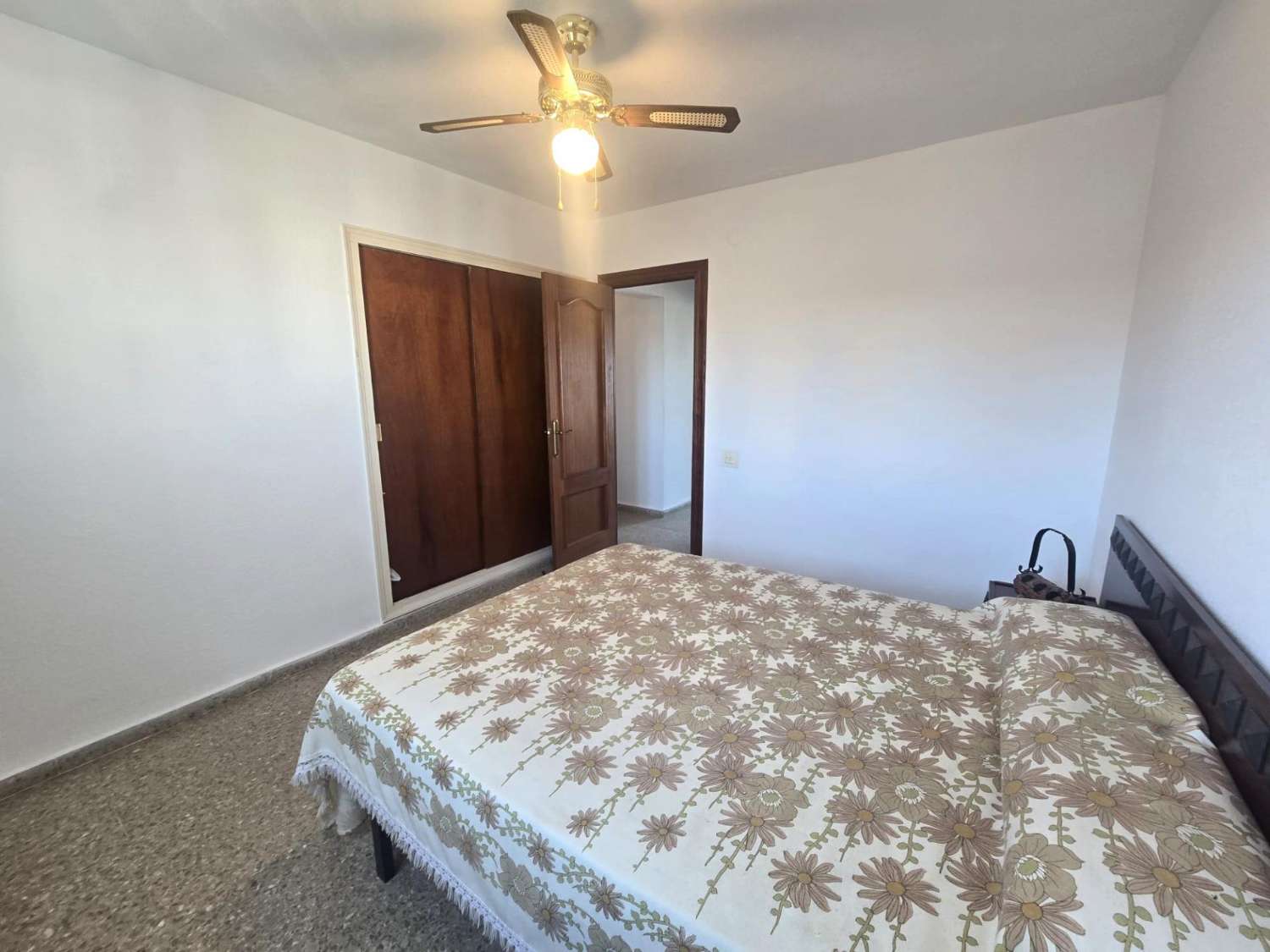 Apartamento espacioso, 3 dormitorios, 1 baño, aparcamiento, piscina, con magnificas vistas frontales al mar y al Puerto de Torrevieja
