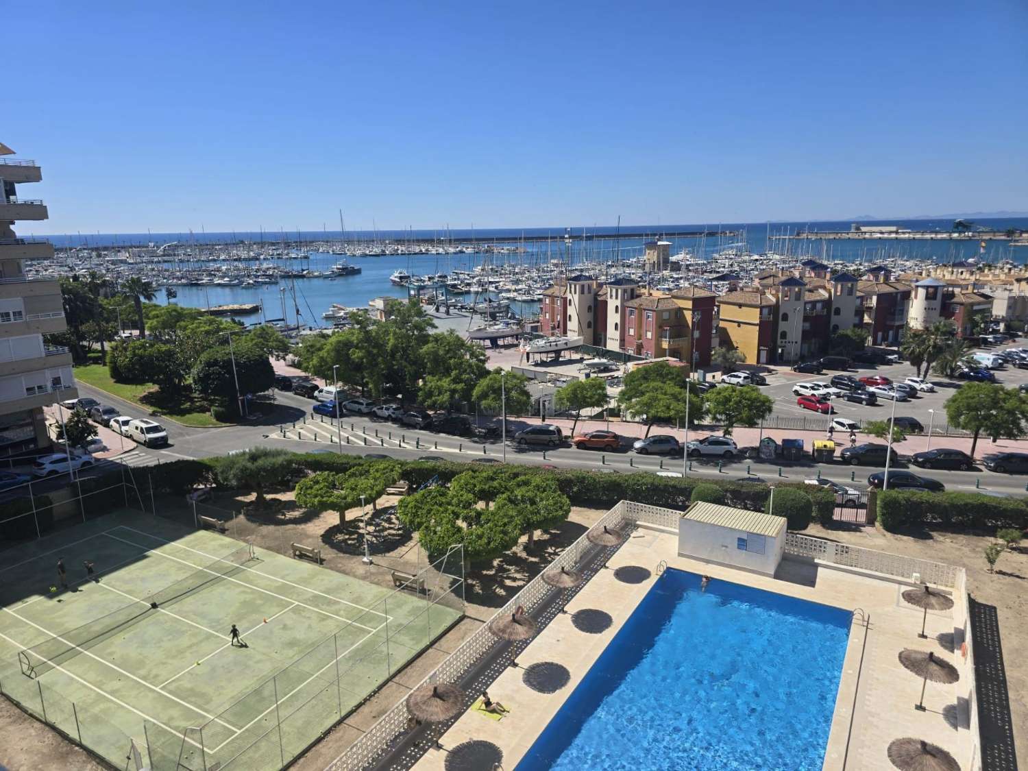 Apartamento espacioso, 3 dormitorios, 1 baño, aparcamiento, piscina, con magnificas vistas frontales al mar y al Puerto de Torrevieja