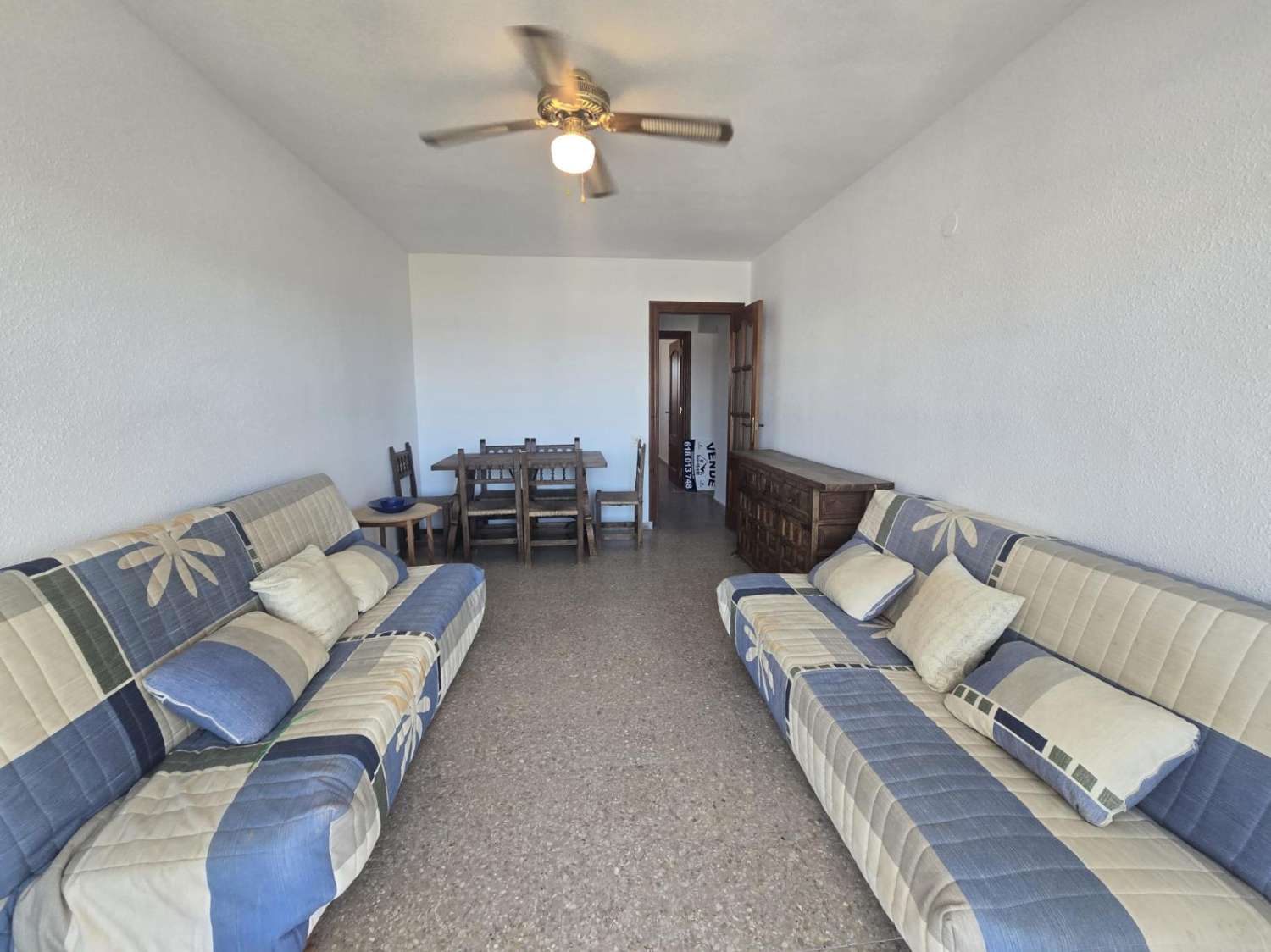 Apartamento espacioso, 3 dormitorios, 1 baño, aparcamiento, piscina, con magnificas vistas frontales al mar y al Puerto de Torrevieja