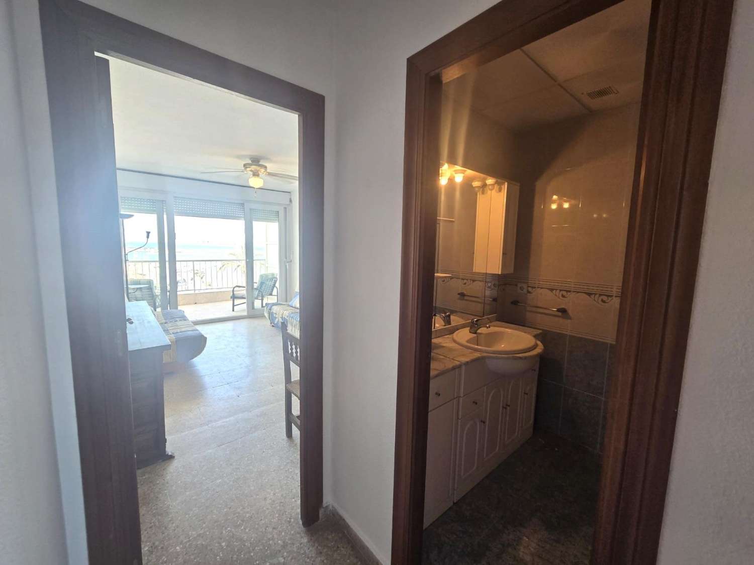 Apartamento espacioso, 3 dormitorios, 1 baño, aparcamiento, piscina, con magnificas vistas frontales al mar y al Puerto de Torrevieja