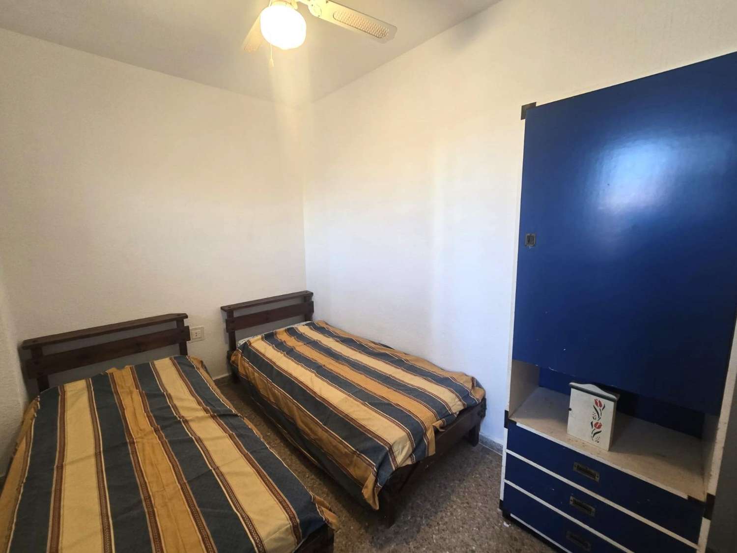 Apartamento espacioso, 3 dormitorios, 1 baño, aparcamiento, piscina, con magnificas vistas frontales al mar y al Puerto de Torrevieja