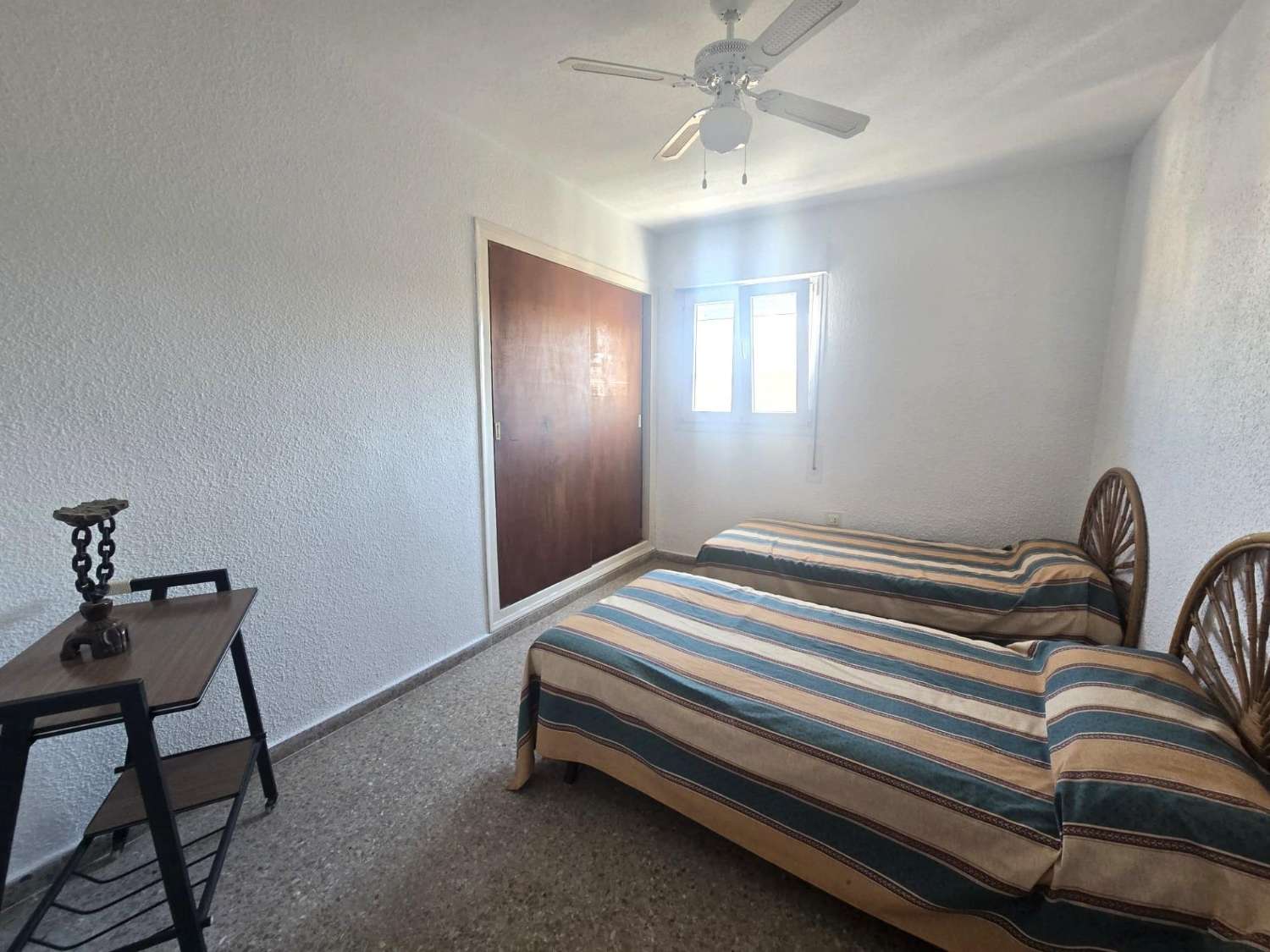Apartamento espacioso, 3 dormitorios, 1 baño, aparcamiento, piscina, con magnificas vistas frontales al mar y al Puerto de Torrevieja