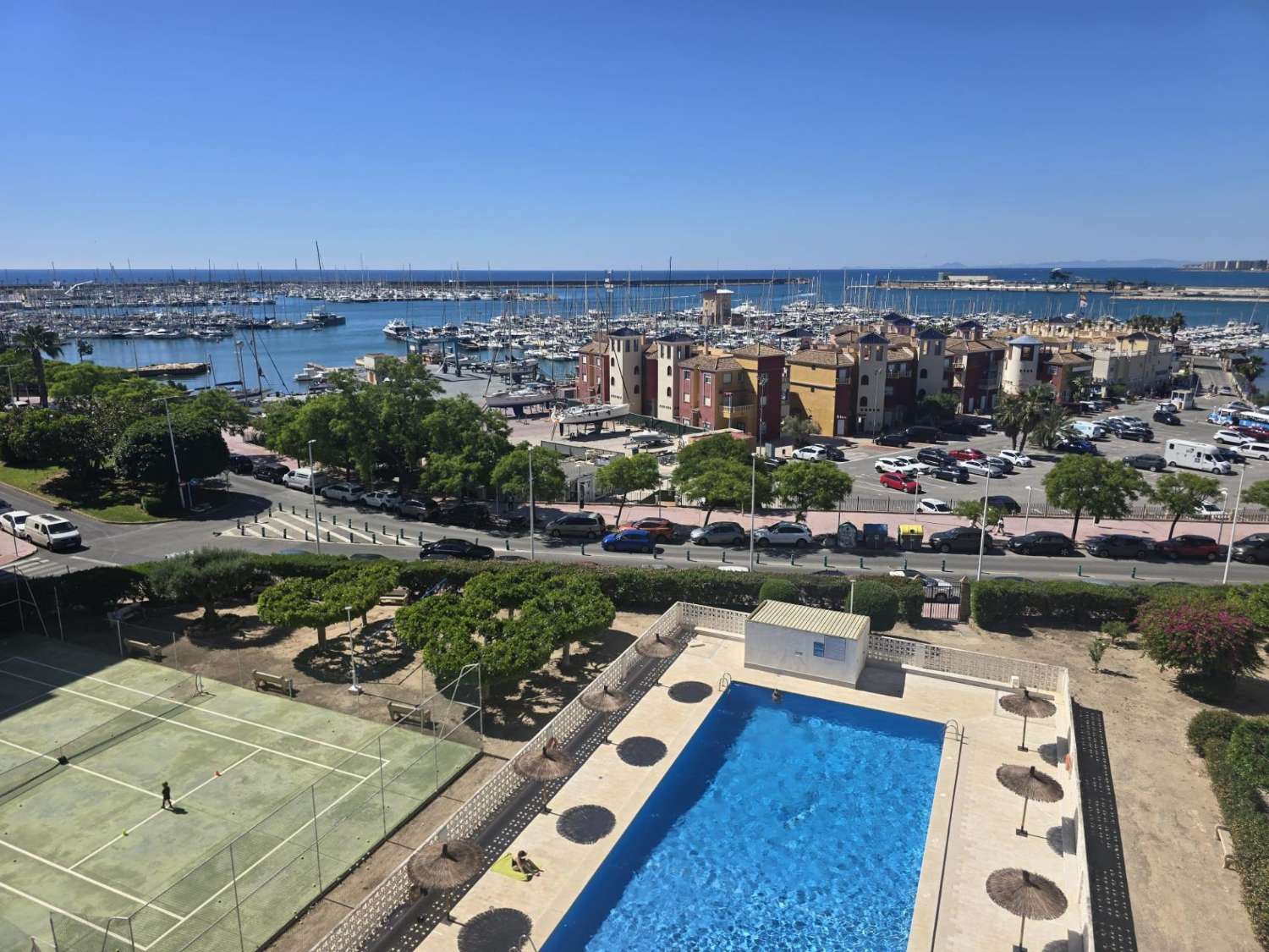 Apartamento espacioso, 3 dormitorios, 1 baño, aparcamiento, piscina, con magnificas vistas frontales al mar y al Puerto de Torrevieja