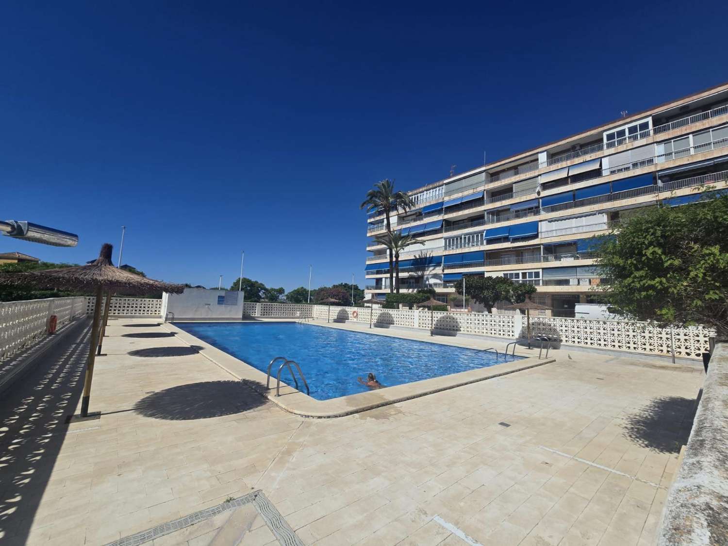 Apartamento espacioso, 3 dormitorios, 1 baño, aparcamiento, piscina, con magnificas vistas frontales al mar y al Puerto de Torrevieja