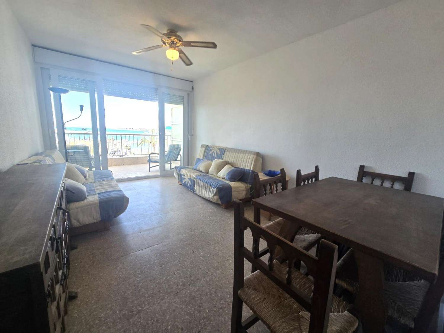 Apartamento espacioso, 3 dormitorios, 1 baño, aparcamiento, piscina, con magnificas vistas frontales al mar y al Puerto de Torrevieja