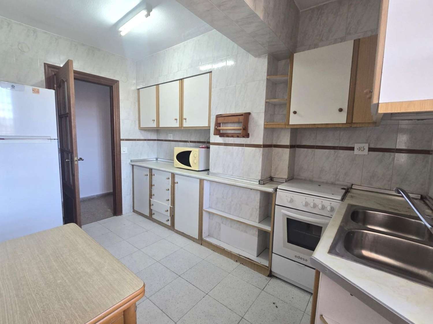 Apartamento espacioso, 3 dormitorios, 1 baño, aparcamiento, piscina, con magnificas vistas frontales al mar y al Puerto de Torrevieja