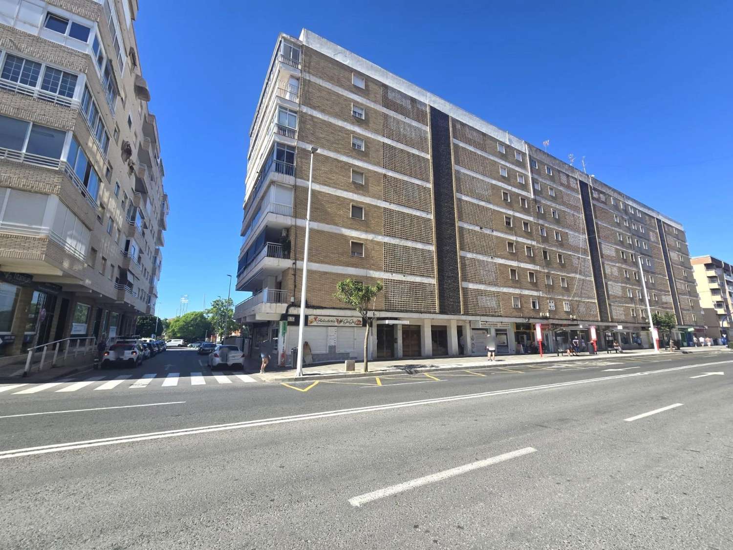 Apartamento espacioso, 3 dormitorios, 1 baño, aparcamiento, piscina, con magnificas vistas frontales al mar y al Puerto de Torrevieja