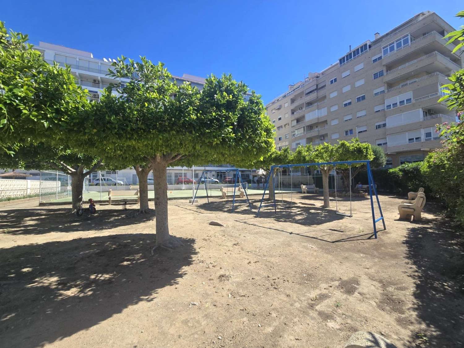 Apartamento espacioso, 3 dormitorios, 1 baño, aparcamiento, piscina, con magnificas vistas frontales al mar y al Puerto de Torrevieja