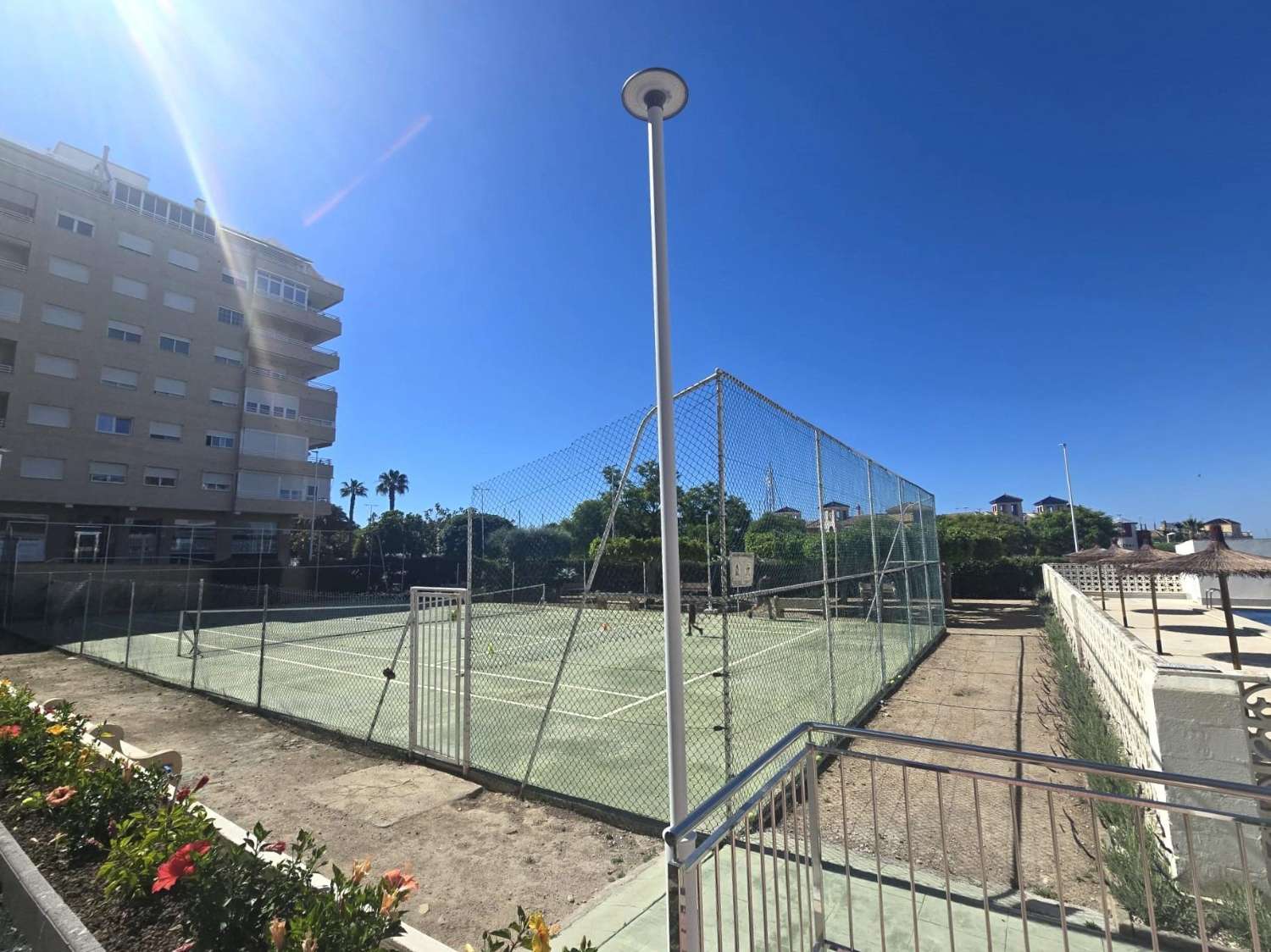 Apartamento espacioso, 3 dormitorios, 1 baño, aparcamiento, piscina, con magnificas vistas frontales al mar y al Puerto de Torrevieja