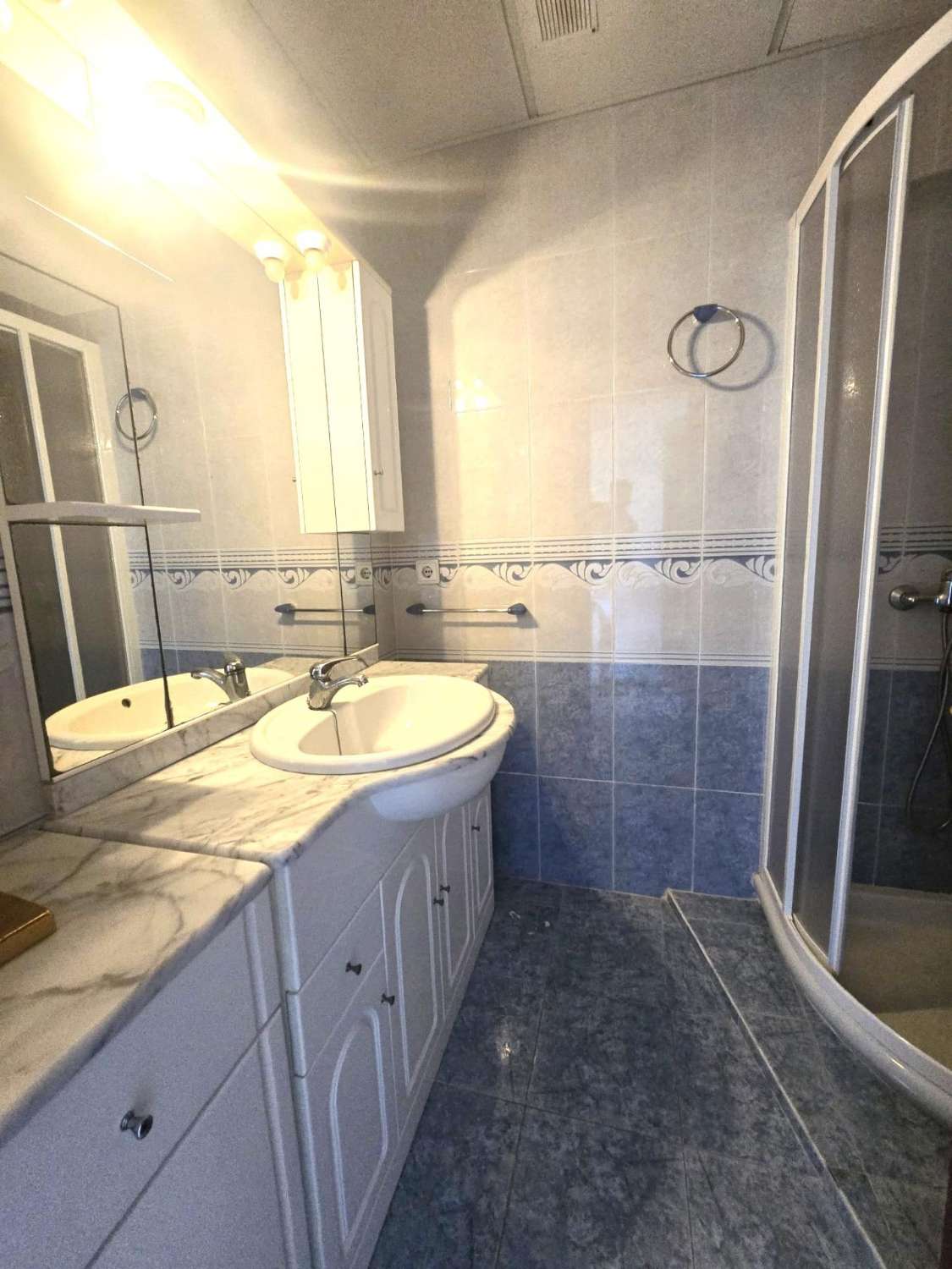 Apartamento espacioso, 3 dormitorios, 1 baño, aparcamiento, piscina, con magnificas vistas frontales al mar y al Puerto de Torrevieja