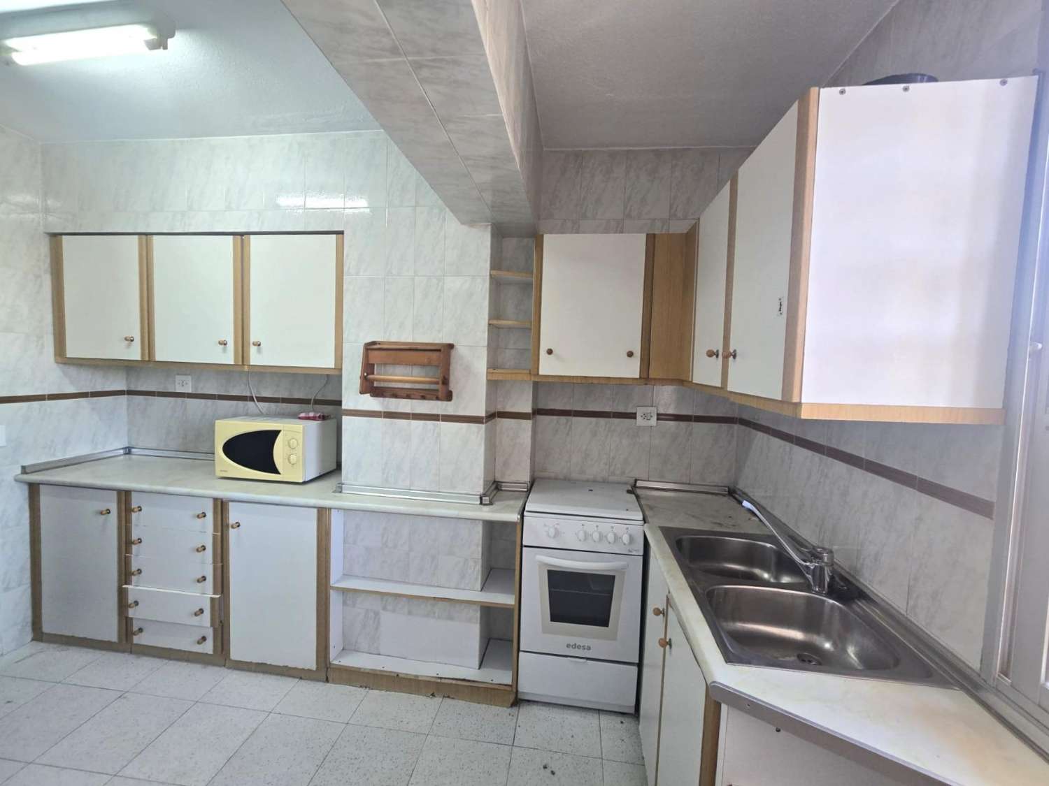 Apartamento espacioso, 3 dormitorios, 1 baño, aparcamiento, piscina, con magnificas vistas frontales al mar y al Puerto de Torrevieja