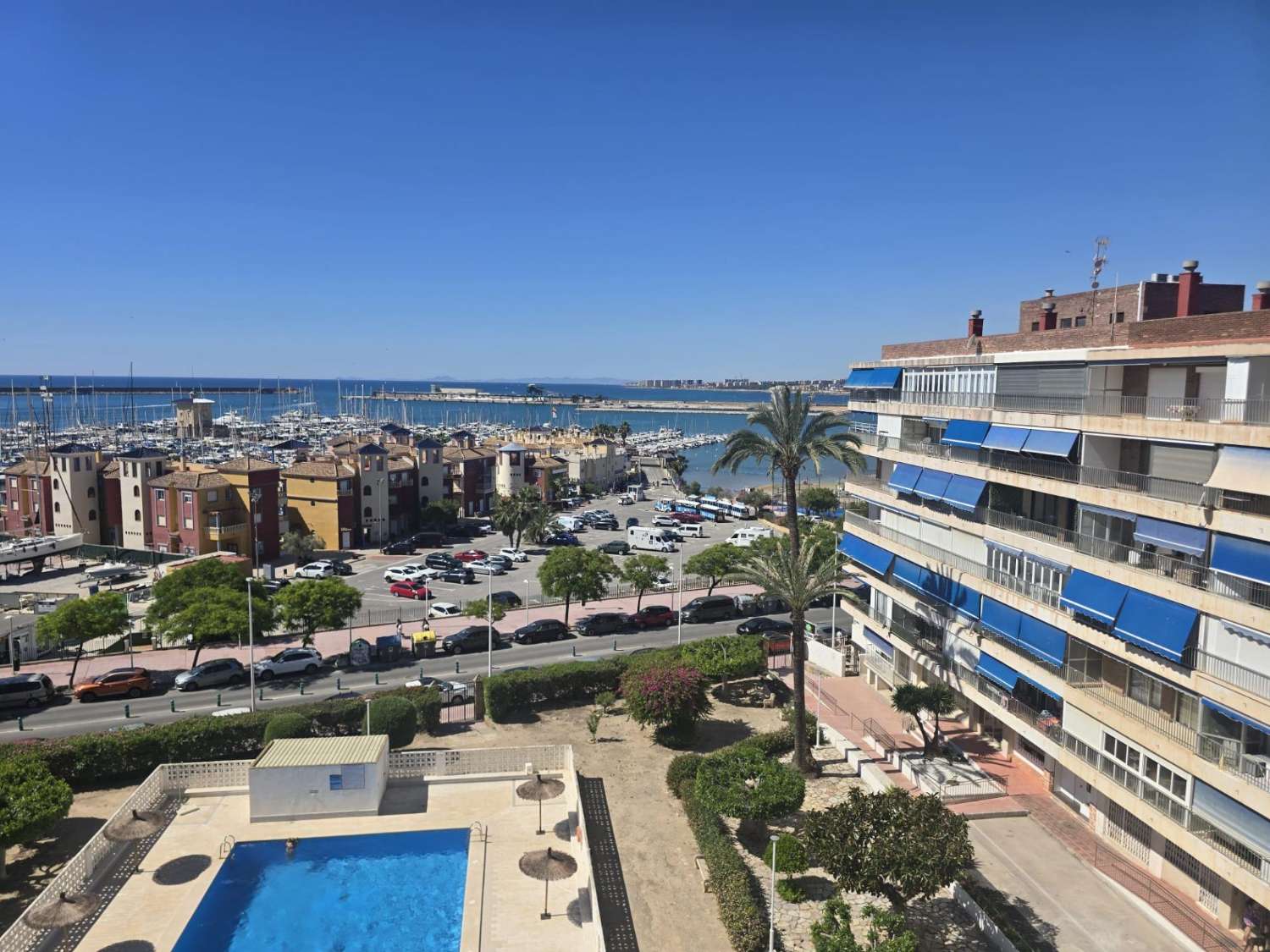 Apartamento espacioso, 3 dormitorios, 1 baño, aparcamiento, piscina, con magnificas vistas frontales al mar y al Puerto de Torrevieja