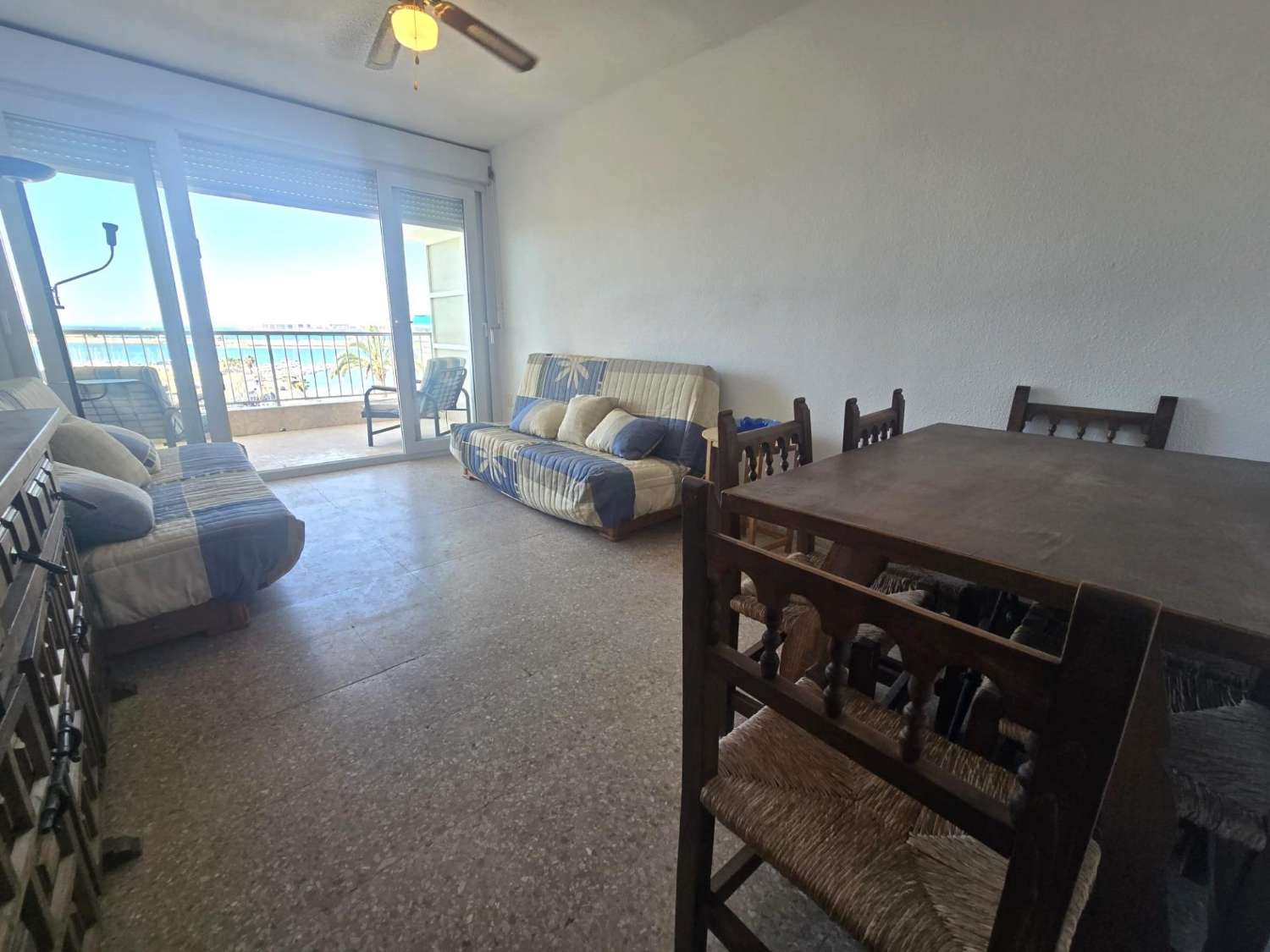 Apartamento espacioso, 3 dormitorios, 1 baño, aparcamiento, piscina, con magnificas vistas frontales al mar y al Puerto de Torrevieja