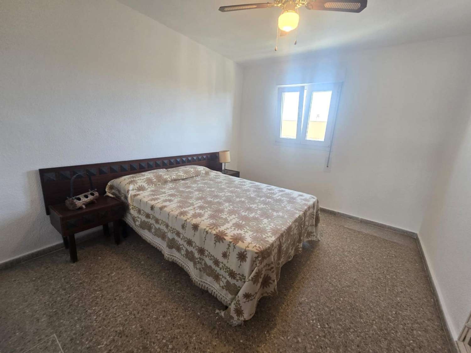 Apartamento espacioso, 3 dormitorios, 1 baño, aparcamiento, piscina, con magnificas vistas frontales al mar y al Puerto de Torrevieja