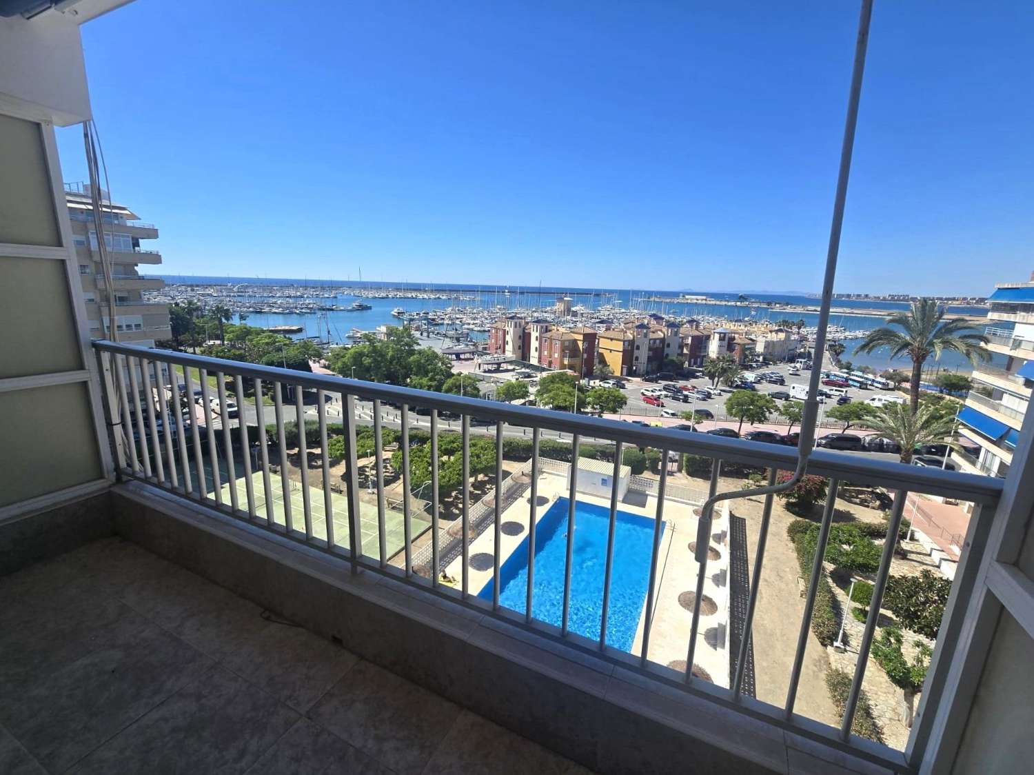 Apartamento espacioso, 3 dormitorios, 1 baño, aparcamiento, piscina, con magnificas vistas frontales al mar y al Puerto de Torrevieja