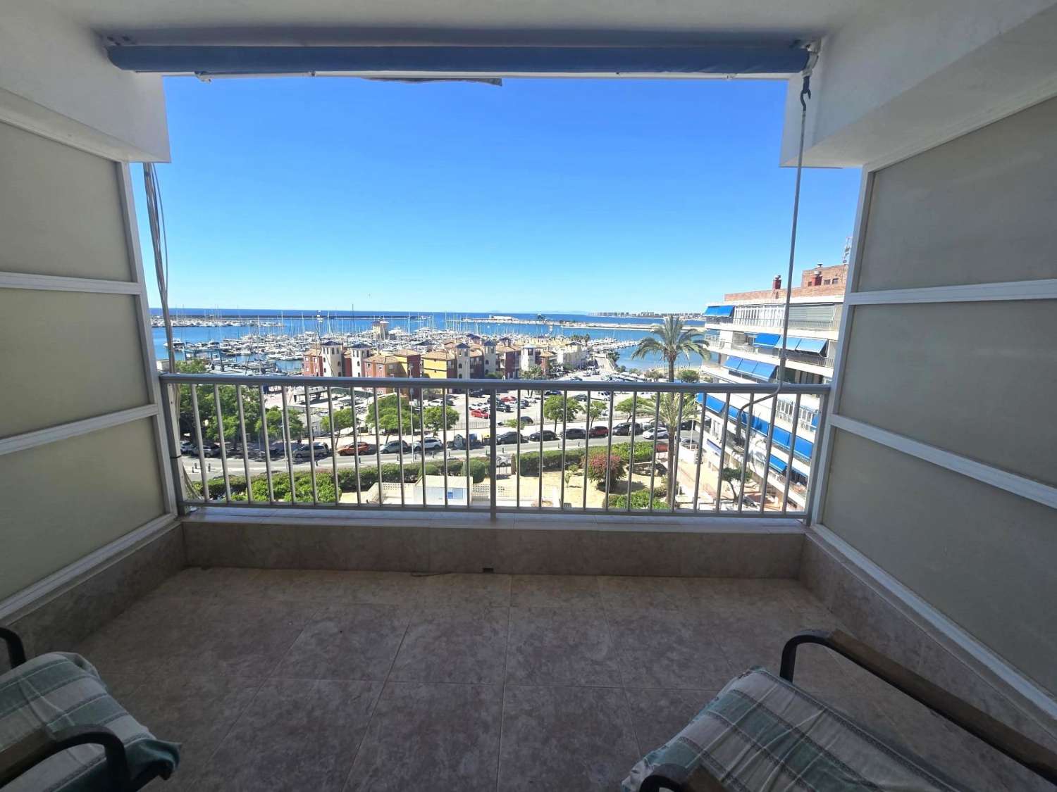 Apartamento espacioso, 3 dormitorios, 1 baño, aparcamiento, piscina, con magnificas vistas frontales al mar y al Puerto de Torrevieja