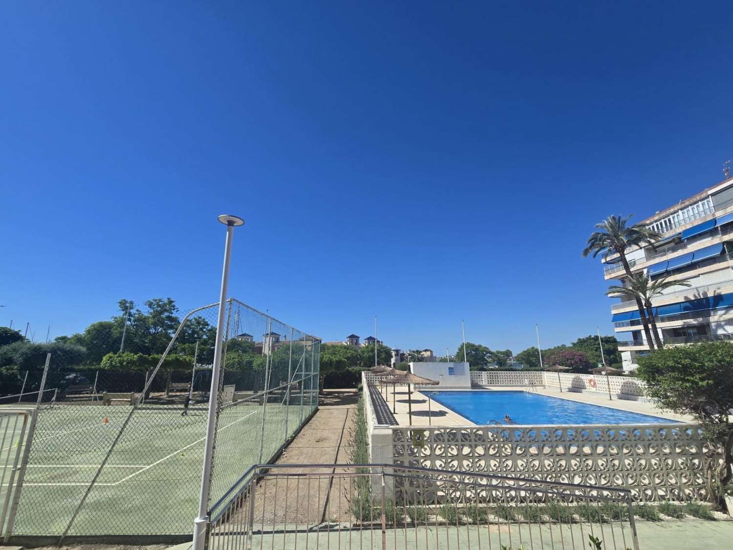 Apartamento espacioso, 3 dormitorios, 1 baño, aparcamiento, piscina, con magnificas vistas frontales al mar y al Puerto de Torrevieja