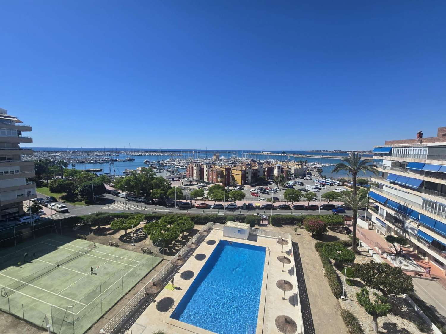 Apartamento espacioso, 3 dormitorios, 1 baño, aparcamiento, piscina, con magnificas vistas frontales al mar y al Puerto de Torrevieja