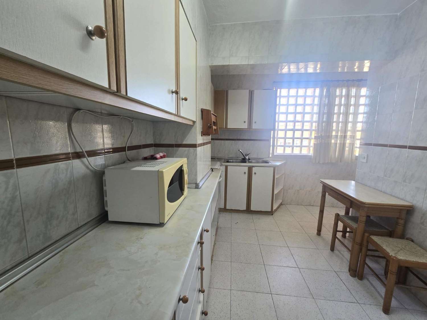 Apartamento espacioso, 3 dormitorios, 1 baño, aparcamiento, piscina, con magnificas vistas frontales al mar y al Puerto de Torrevieja