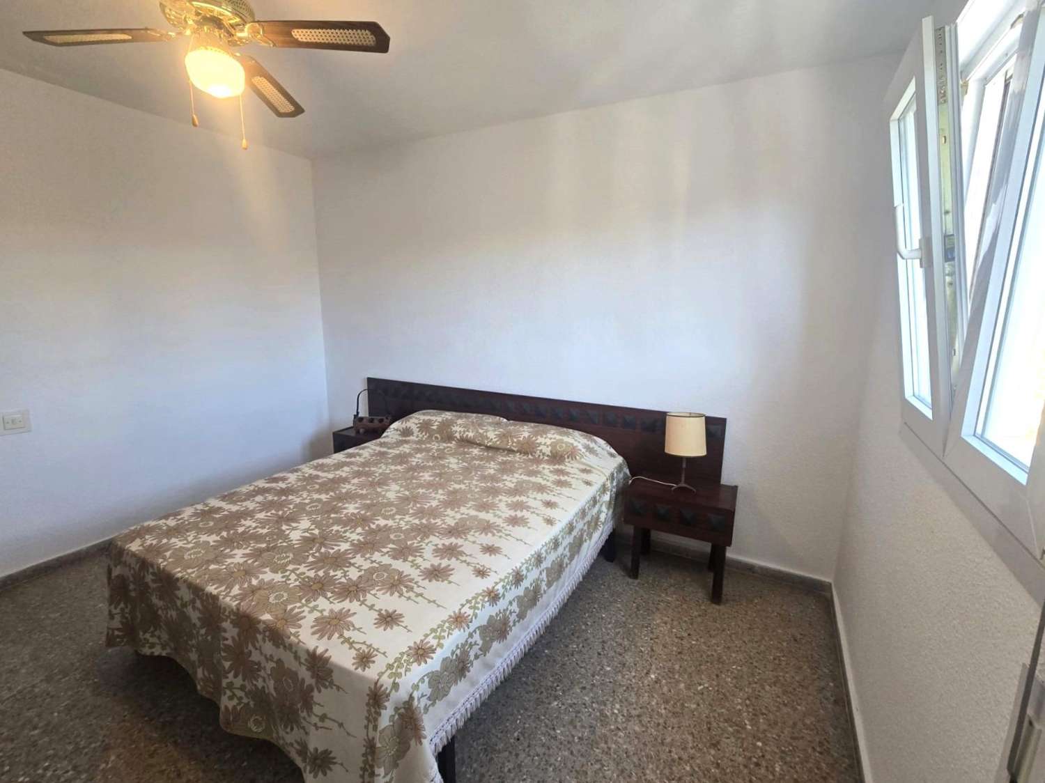 Apartamento espacioso, 3 dormitorios, 1 baño, aparcamiento, piscina, con magnificas vistas frontales al mar y al Puerto de Torrevieja